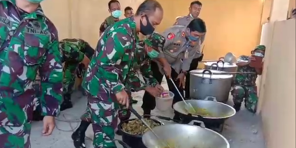 tni-polri-di-timika-bikin-dapur-umum-bantu-warga-terdampak-wabah-covid-19
